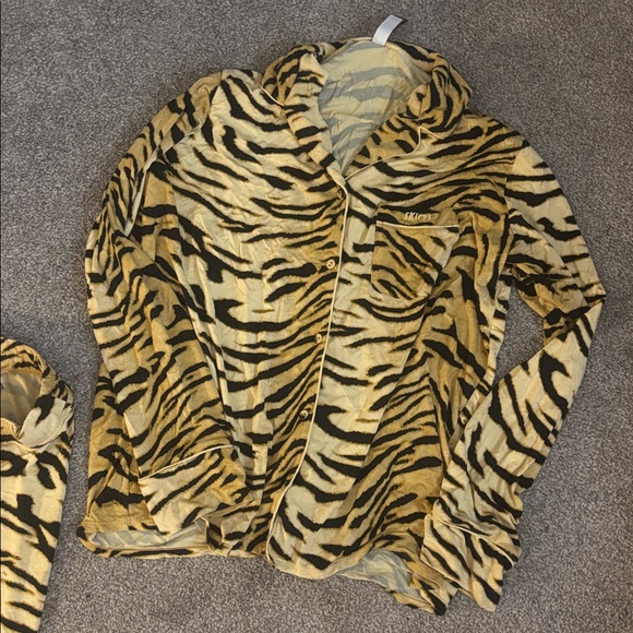 SKIMS PJ SET (SOLD OUT ONLINE) - Picture 10 of 10